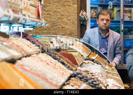 Istanbul, Turquie - 04/22/2016 : un vendeur turc vente épices dans la Grand marché aux épices. Épices colorées en vente boutiques dans le marché aux épices d'Istanbu Banque D'Images