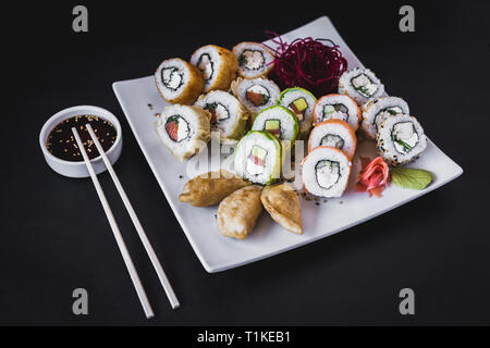 Fun pour rouleaux de sushi table avec gyoza Banque D'Images