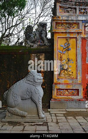 La porte de l'Hien Lam pavillon dans la ville impériale, Hue, Vietnam Banque D'Images