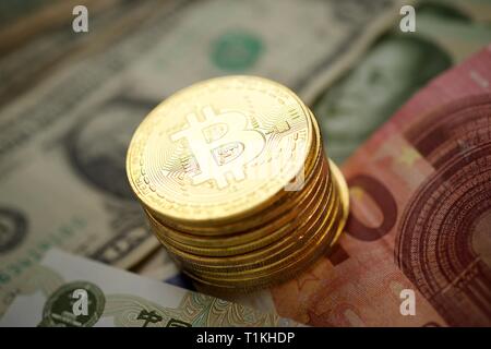 Les Bitcoins sur un dollar des billets en euros. Banque D'Images