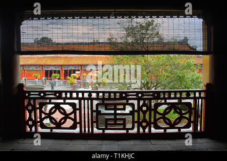 Le point de vue de l'intérieur de l'Hien Lam Pavilion en regardant vers le neuf urnes dynastiques et le Temple de mieu dans la ville impériale, Hue, Vietnam Banque D'Images