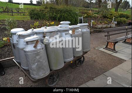 Un chariot transportant des bidons de lait vintage restauré sur la plate-forme à Arley station sur la Severn Valley Heritage Railway à Worcestershire Banque D'Images