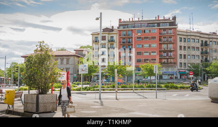 Irun, Espagne - 27 Avril 2018 : bâtiment résidentiel architecture du centre-ville un jour de printemps Banque D'Images