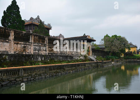 Les murs de l'ancien pavillon du côté de Thai Binh Ngoc Dich Lake dans la ville impériale, Hue, Vietnam Banque D'Images