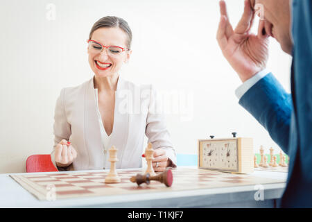 Businesswoman qui gagne dans les échecs dus à une meilleure stratégie Banque D'Images