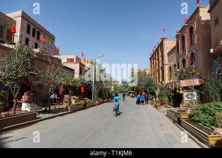 Street dans la vieille ville de Kashgar, avec des maisons traditionnelles aux deux côtés de la route (Xinjiang, Chine) Banque D'Images