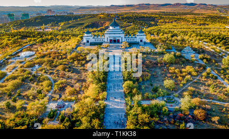 Vue aérienne de Gengis Khan temple, célèbre monument, entouré de verdure et de beauté pendant le coucher du soleil en automne, en Mongolie intérieure, ville ulanhot Banque D'Images