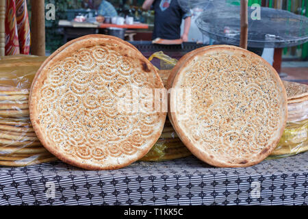 KASHGAR, Xinjiang / CHINE - 1 octobre 2017 : Uyghur galette sur l'affichage pour la vente à un marché de Kashgar. Banque D'Images