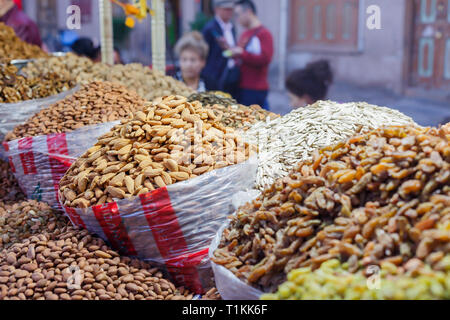 KASHGAR, Xinjiang / CHINE - 1 octobre 2017 : les noix et raisins secs pour la vente à un marché de Kashgar. Banque D'Images