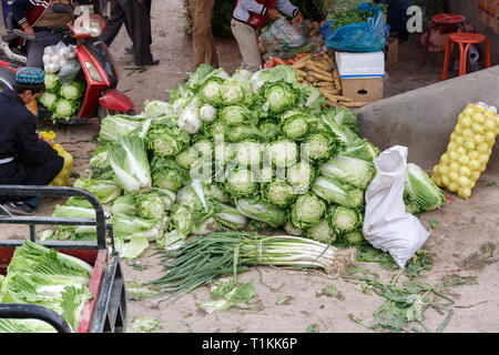 KASHGAR, Xinjiang / CHINE - 2 octobre 2017 : énorme tas de têtes de salades, prêt pour la vente à un marché dans la vieille ville de Kashgar. Banque D'Images