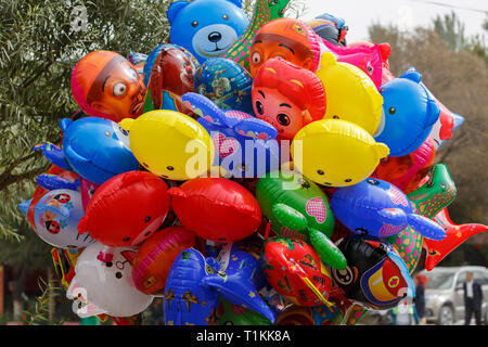 Close up d'un ensemble de ballons avec des motifs différents. Capturé à Kashgar (Province du Xinjiang, Chine). Banque D'Images