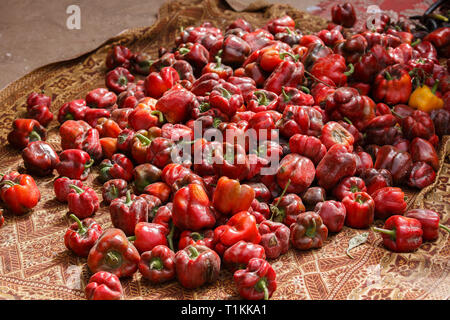 KASHGAR, Xinjiang / CHINE - 1 octobre 2017 : une pile de poivre rouge sur un tapis - une alternative pour afficher des légumes pour la vente. Banque D'Images