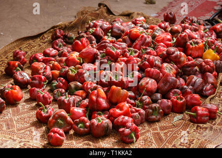 KASHGAR, Xinjiang / CHINE - 1 octobre 2017 : une pile de poivre rouge sur un tapis - une alternative pour afficher des légumes pour la vente. Banque D'Images