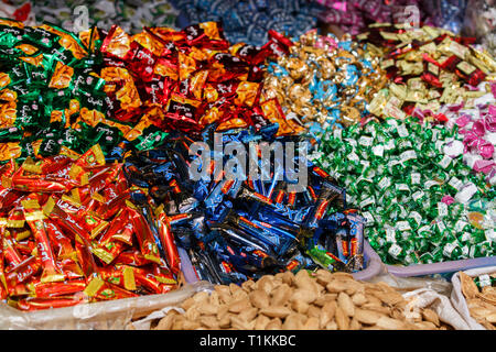 Près de bonbons / sur l'affichage pour la vente. Capturés à un marché de Kashgar (Province du Xinjiang, Chine). Banque D'Images