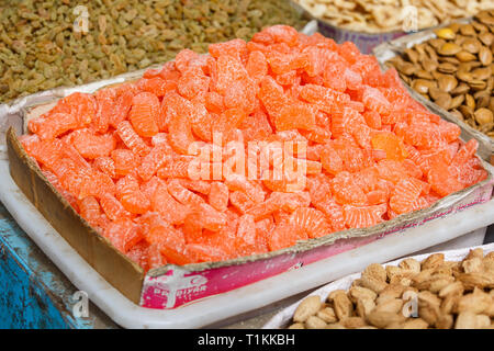 KASHGAR, Xinjiang / CHINE - 1 octobre 2017 : des bonbons de couleur orange sur l'affichage pour la vente. Capturés à un marché de Kashgar. Banque D'Images