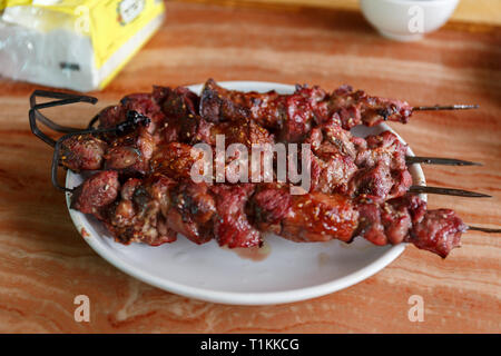 KASHGAR, Xinjiang / CHINE - 1 octobre 2017 : Quatre brochettes d'agneau grillé, servi sur une assiette et prêt à manger. Nourriture typique au Xinjiang. Banque D'Images