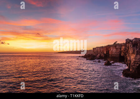 Les falaises de Cascais, une ville balnéaire proche de Lisbonne, Portugal Banque D'Images