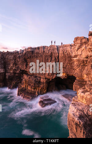 Les falaises de Cascais, une ville balnéaire proche de Lisbonne, Portugal Banque D'Images