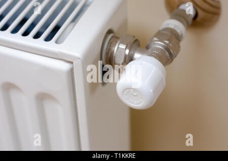 Réglage de la température du radiateur de chauffage chauffage moderne. batterie avec thermostat. Banque D'Images