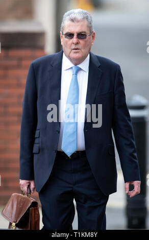 Ancien secrétaire du club Sheffield Wednesday Graham Mackrell, qui est accusé d'avoir enfreint le stade de Hillsborough et certificat de sécurité de la santé et de la sécurité à l'infraction 1989 FA Cup demi-finale, arrive à Preston le Tribunal de la Couronne. Banque D'Images