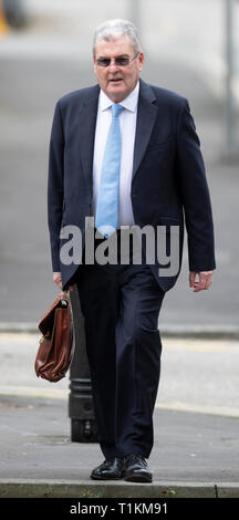 Ancien secrétaire du club Sheffield Wednesday Graham Mackrell, qui est accusé d'avoir enfreint le stade de Hillsborough et certificat de sécurité de la santé et de la sécurité à l'infraction 1989 FA Cup demi-finale, arrive à Preston le Tribunal de la Couronne. Banque D'Images