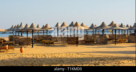 Rangées de parasols et chaises longues sur la plage. Banque D'Images