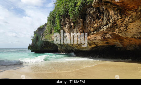 Voir de beaux hidden Suluban Beach à Bali, accessible uniquement pendant la marée basse Banque D'Images