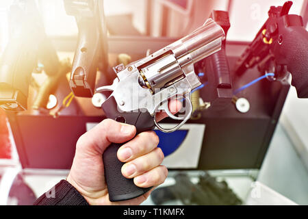 Revolver Dan wesson dans la main de l'acheteur dans le magasin d'armes Banque D'Images