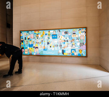 Paris, France - Circa 2019 : ordinateurs Apple produits affichés à l'intérieur du nouvel Apple Store le plus grand magasin français Champs-elysées - mur avec appelée comics aujourd'hui à Apple Banque D'Images