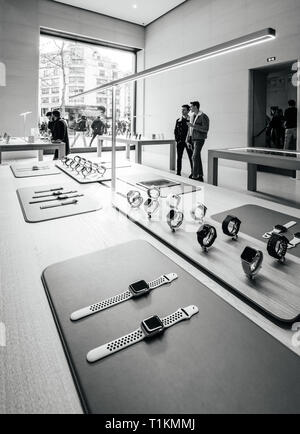 Paris, France - Circa 2019 : Apple Watch Series 4 produits montres intelligentes dispositifs portables sont affichés à l'intérieur du nouvel Apple Store Champs-élysées personnes admirant les nouvelles technologies par les ordinateurs Apple Banque D'Images