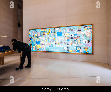 Paris, France - Circa 2019 : ordinateurs Apple produits affichés à l'intérieur du nouvel Apple Store le plus grand magasin français Champs-elysées - mur avec appelée comics aujourd'hui à Apple Banque D'Images