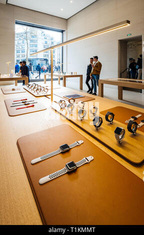 Paris, France - Circa 2019 : Apple Watch Series 4 produits montres intelligentes dispositifs portables sont affichés à l'intérieur du nouvel Apple Store Champs-élysées personnes admirant les nouvelles technologies par les ordinateurs Apple Banque D'Images