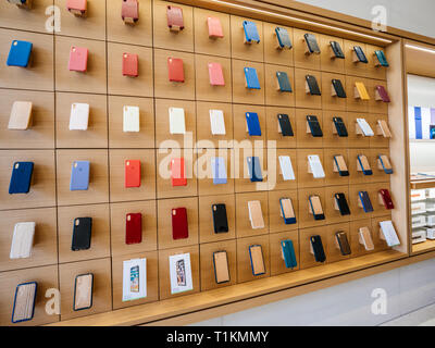 Paris, France - Circa 2019 : Apple iPhone protection smartphone cas produits s'affichent à l'intérieur du nouvel Apple Store le plus grand magasin français Champs-elysées situé au cœur de la capitale les personnes séropositives Banque D'Images