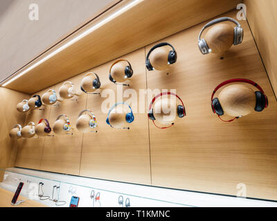 Paris, France - 19 mars 2019 : plusieurs casques audio Beats Dr Dre bu produits Apple sur les têtes des mannequins sont affichées à l'intérieur du nouvel Apple Store des Champs-Elysées Banque D'Images