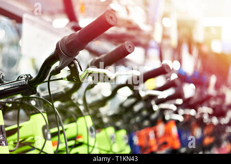 Vélos de montagne moderne dans magasin de sport Banque D'Images