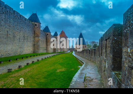 Château de Carcassonne, France. La ville médiévale de Carcassonne, sur la France. Château sombre dans la pluie. Banque D'Images