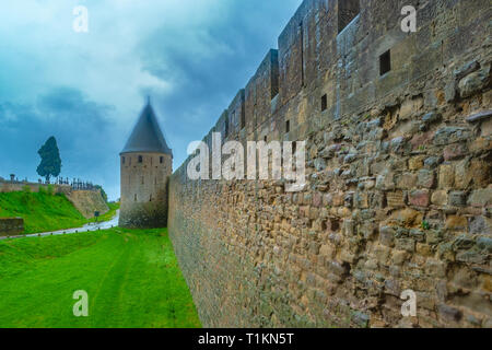 Château de Carcassonne, France. La ville médiévale de Carcassonne, sur la France. Château sombre dans la pluie. Banque D'Images