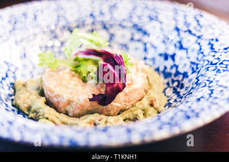 Tartare de saumon avec du hoummos sur la plaque bleue dans le . Banque D'Images