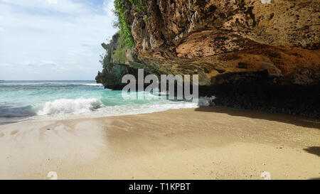 Voir de beaux hidden Suluban Beach à Bali, accessible uniquement pendant la marée basse Banque D'Images