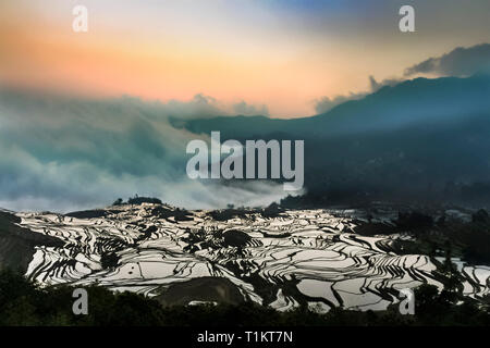 Vue aérienne de Yuanyang des terrasses de riz à Duoyishu view point mystique avec sa mer de nuages à l'aube Banque D'Images