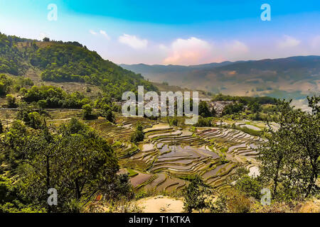 Vue aérienne de Yuanyang dans les terrasses de riz dans le sud-est de la préfecture de Honghe la province de Yunnan, Chine Banque D'Images