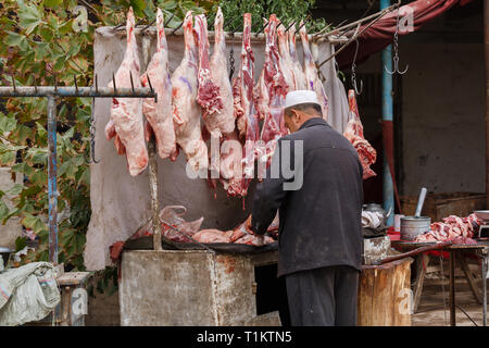 KASHGAR, Xinjiang / CHINE - 1 octobre 2017 : préparer la viande de boucherie à Kashgar Marché des animaux. Plusieurs côtes d'agneau sont prêts pour la vente. Banque D'Images