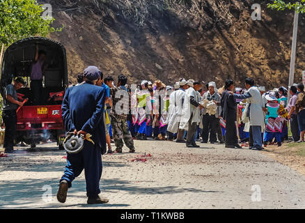 Comté de Yuanyang, Yunnan, Chine - 2014 : minorité Hani villageois rassemblement à un cortège funèbre Banque D'Images