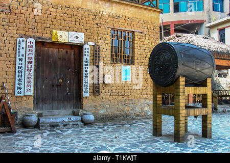 Comté de Yuanyang, Yunnan, Chine - 2014 : Un tambour doré bronze à Qingkou Folk Village Banque D'Images