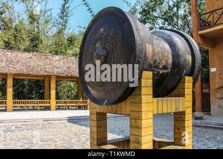 Comté de Yuanyang, Yunnan, Chine - 2014 : Un tambour doré bronze à Qingkou Folk Village Banque D'Images