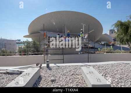 Les travaux de construction du Musée national du Qatar, à Doha, au Qatar, juste avant son ouverture en Mars 2019 Banque D'Images