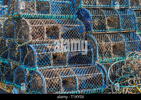 Des casiers à homard et crabe à la nasse ou empilés sur Wells-next-the-Sea front de mer. North Norfolk Coast, East Anglia, Angleterre, Royaume-Uni. Banque D'Images