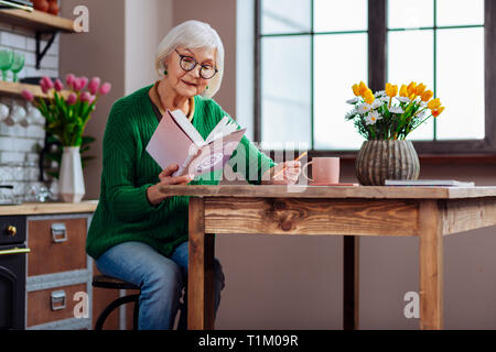 Dame en années des notes sur les points principaux livres védiques Banque D'Images