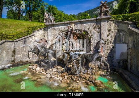 Cascade avec fontaine de Neptune dans le parc de Linderhof en Bavière, Allemagne. Château de Linderhof a été l'un des trois palais construit par le roi Louis II de Bavière Banque D'Images