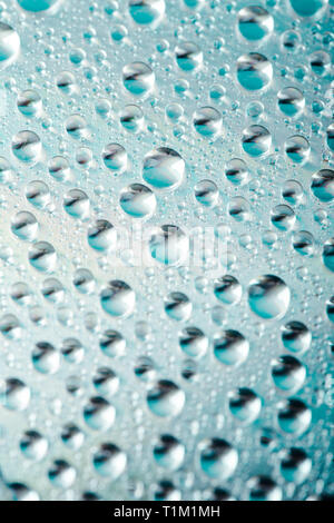 Gouttes d'eau sur fond bleu. Close up Banque D'Images